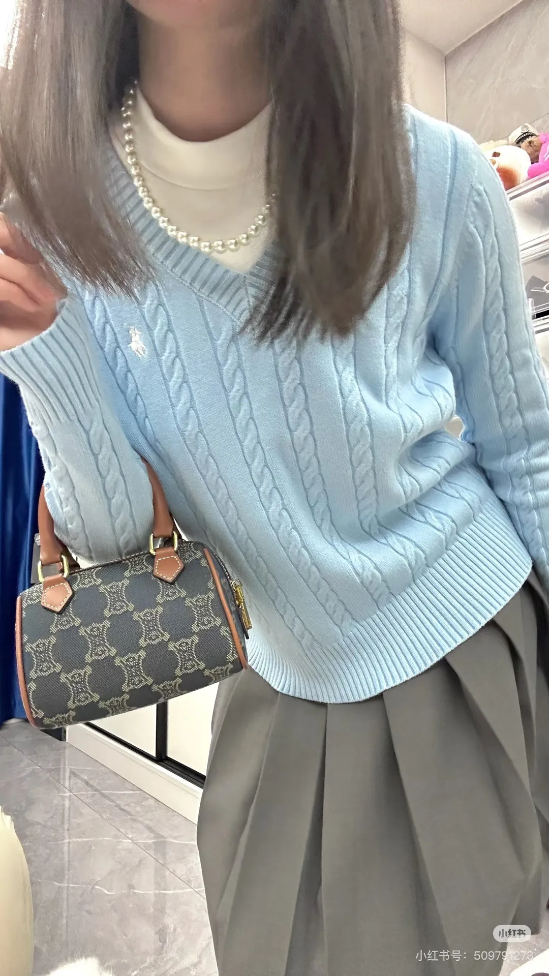 🅿️220 Style number: L04 (sky blue) Ralph Lauren RL classic war horse logo embroidered cable pattern twist button V-neck knitted sweater on the chest, same style for men and women, 9 colors Colors: Beige, navy, black, chick yellow, sky blue, khaki, red, gray, purple Size: XSSML M Shoulder Width 36 Clothes Length 58 Bust 44 L Shoulder Width 37 Clothes Length 60 Bust 46 Soft and glutinous🧶🫶The style is a very classic cable sweater American retro college style Perfect hand comfort. It is a must-have item for spring, autumn and winter wardrobes. It looks great when worn alone or layered as an inner wear. High-density LOGO embroidery on the chest, and original customization of tag accessories. Made of pure cotton yarn �� blended with wool, pure cotton is skin-friendly and comfortable, small label war horse embroidered twist turtleneck sweater 🐎 high quality. Follow the blogger to learn how to wear it! Let’s get a Ralph Lauren cable sweater. It’s a super hard-to-find series after it became popular. It’s hard to find one on the official website. It’s simple and practical to wear, with a lazy and loose feel. The thickened fabric has a more texture, soft and delicate feel, and a loose fit. Whether worn alone or layered, you can wear different styles of fashion with just one piece. ⚠️Contains wool products🦙 Pay attention to the washing method to avoid shrinkage